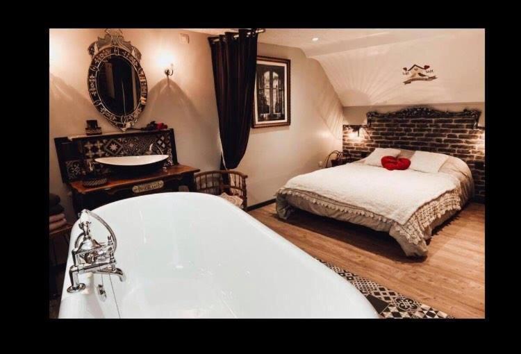 Appartement Romantique Parisien, Baignoire Retro Au Pied Du Lit Boulogne-sur-Mer Exterior photo
