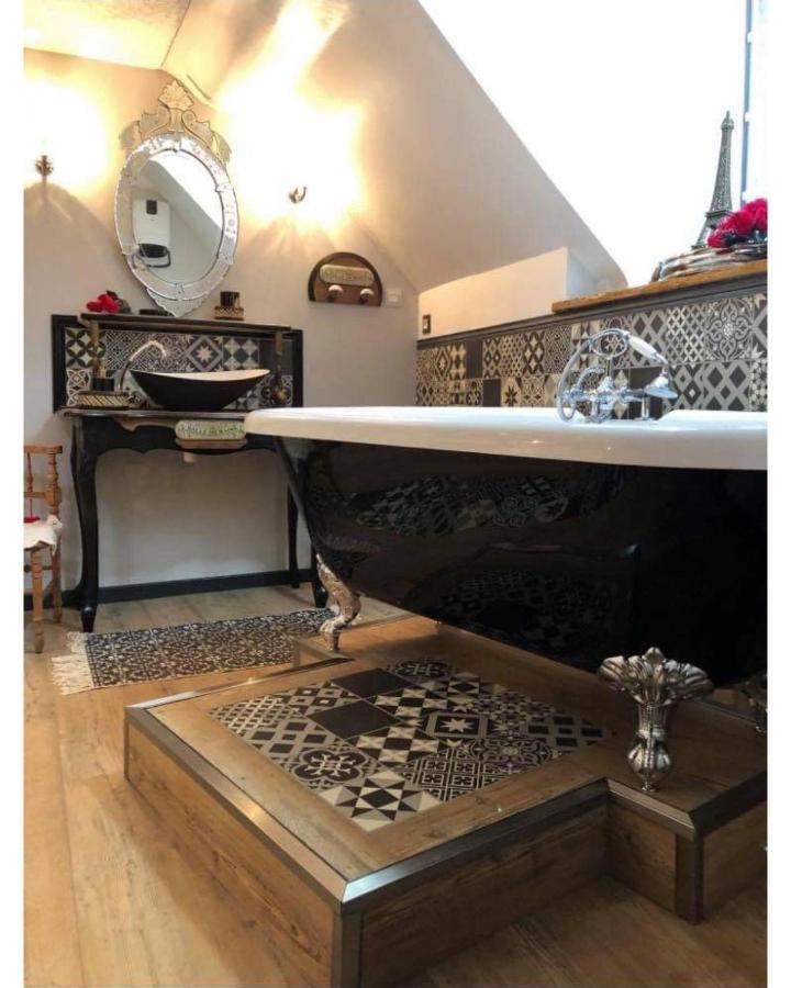 Appartement Romantique Parisien, Baignoire Retro Au Pied Du Lit Boulogne-sur-Mer Exterior photo